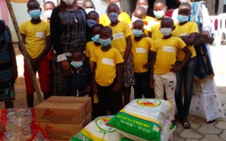 La ministre Nasseneba Touré réconforte des enfants victimes de violences